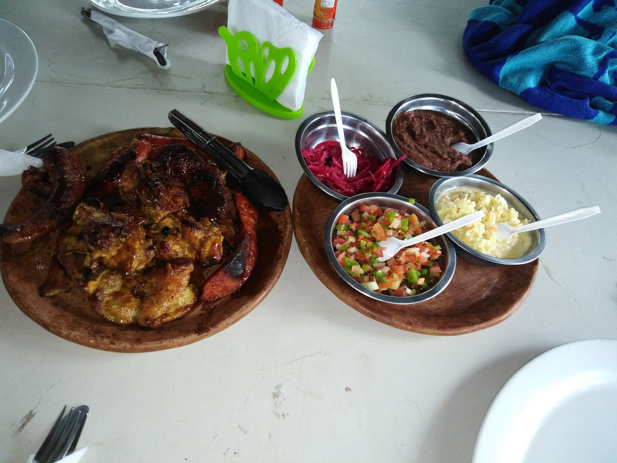 Plato de carnes asadas con arroz, frijoles, plátano y tortillas del Restaurante El Rodeo